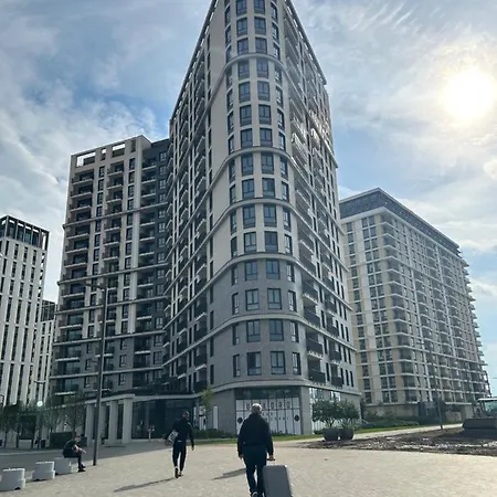 Metropolitan Waterfront Apartment