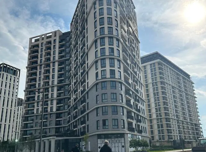 Metropolitan Waterfront Apartment
